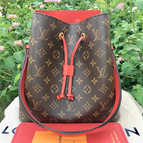 👋 Meet your Posher, AEDELUXE.COM 👜 - Picture 2 of 11